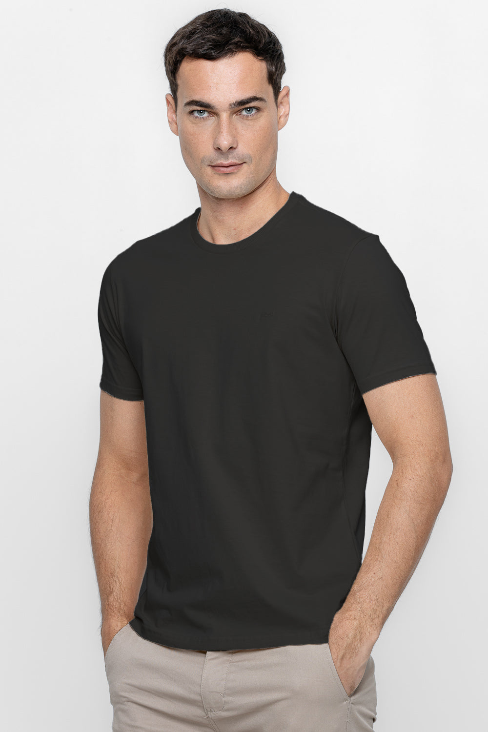 CAMISETA BÁSICA BORDADO - PRETO