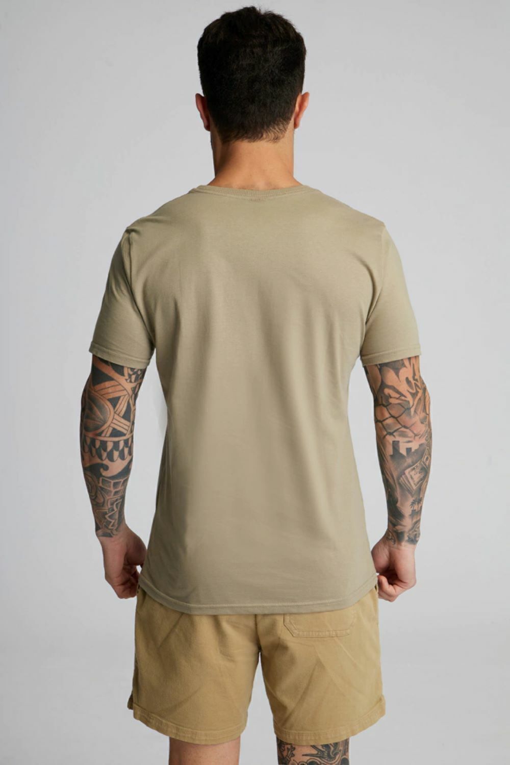 CAMISETA BASICA BORDADO KAKI