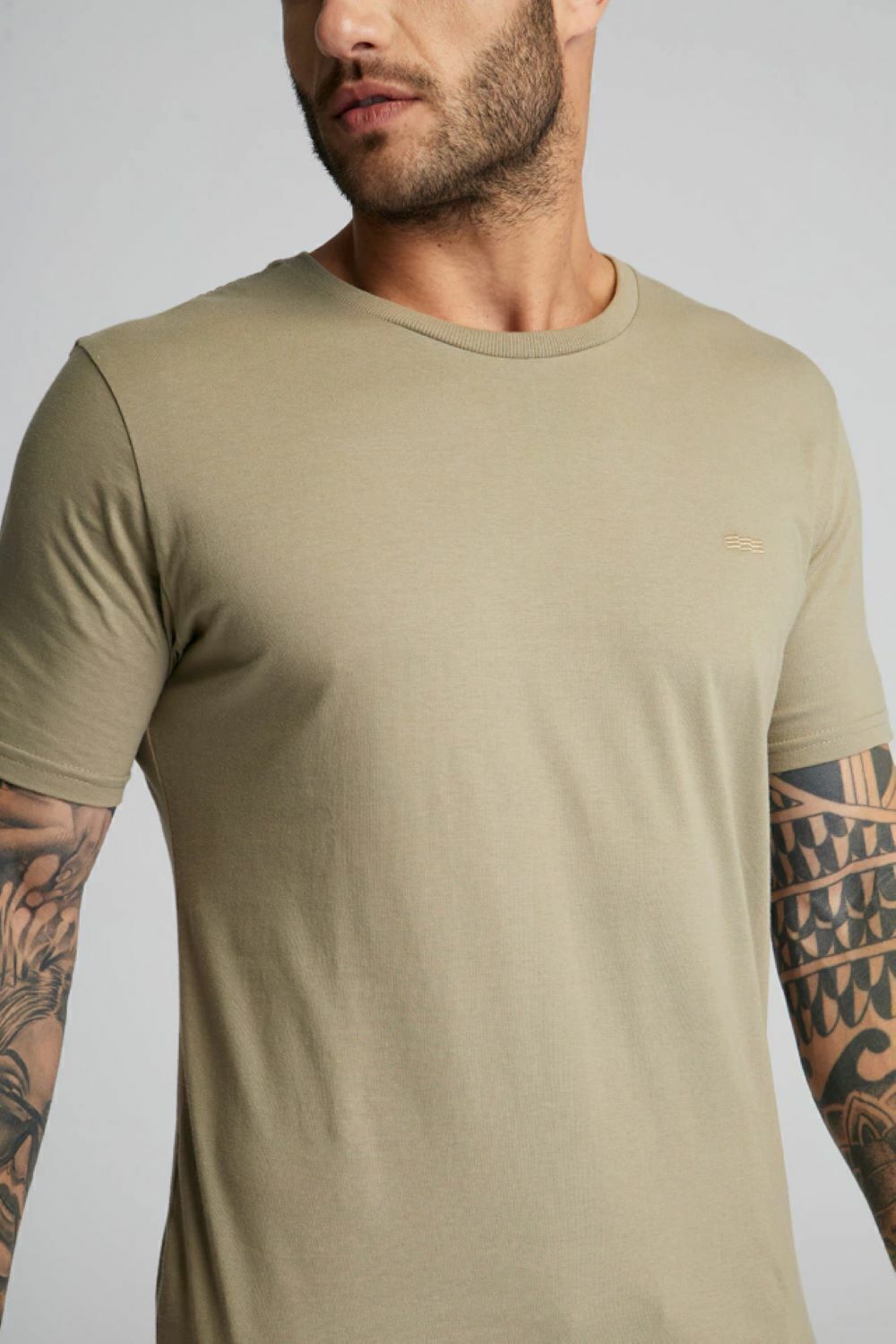 CAMISETA BASICA BORDADO KAKI