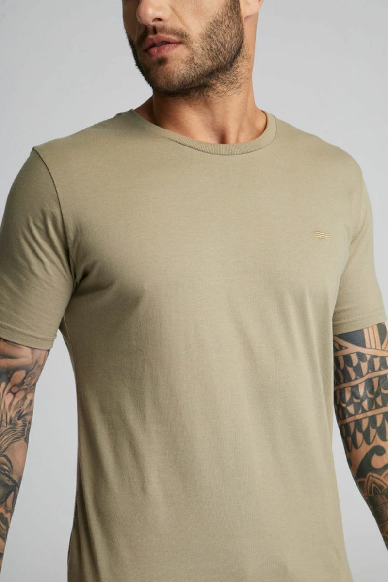 CAMISETA BASICA BORDADO KAKI