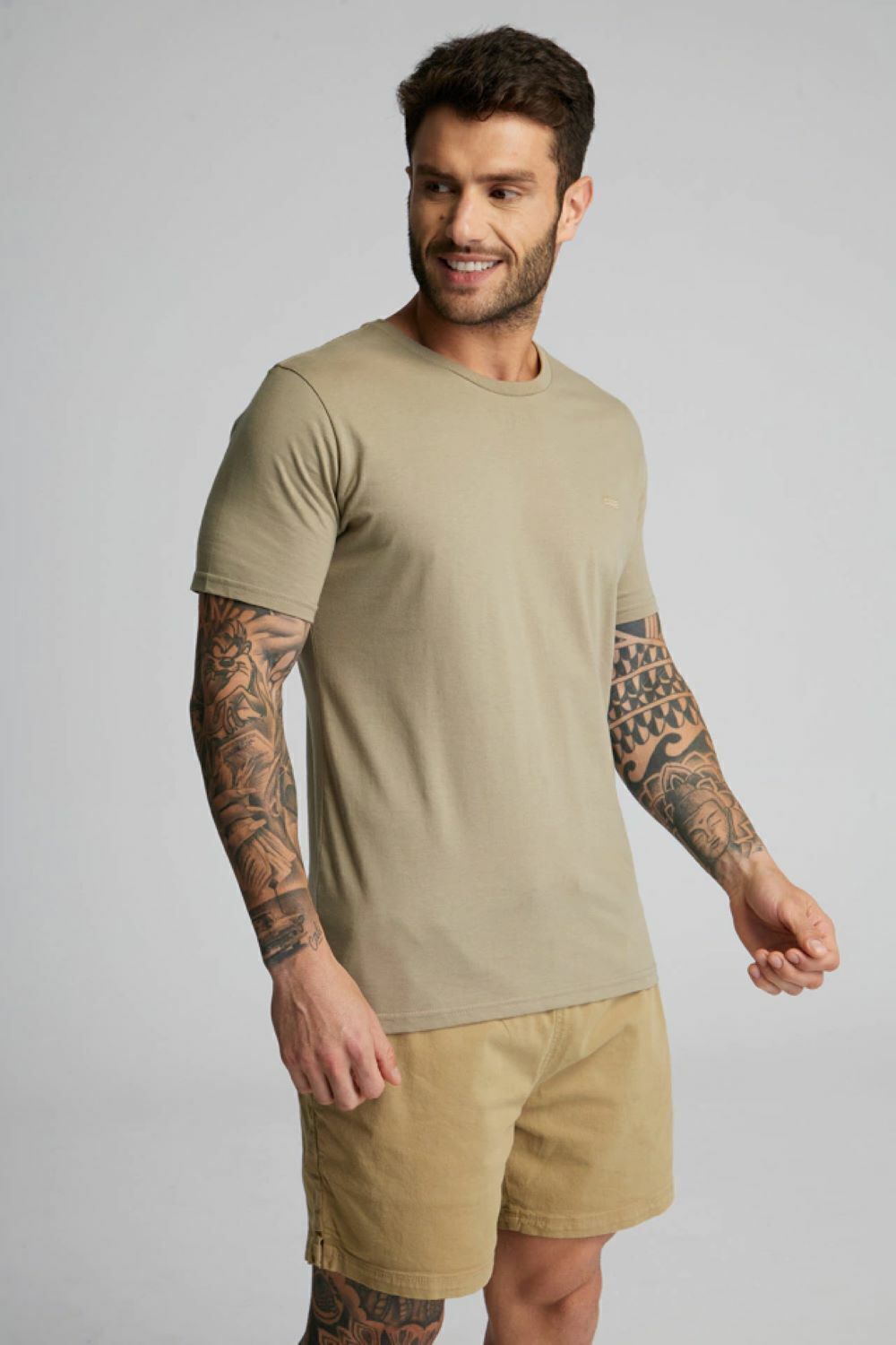CAMISETA BASICA BORDADO KAKI