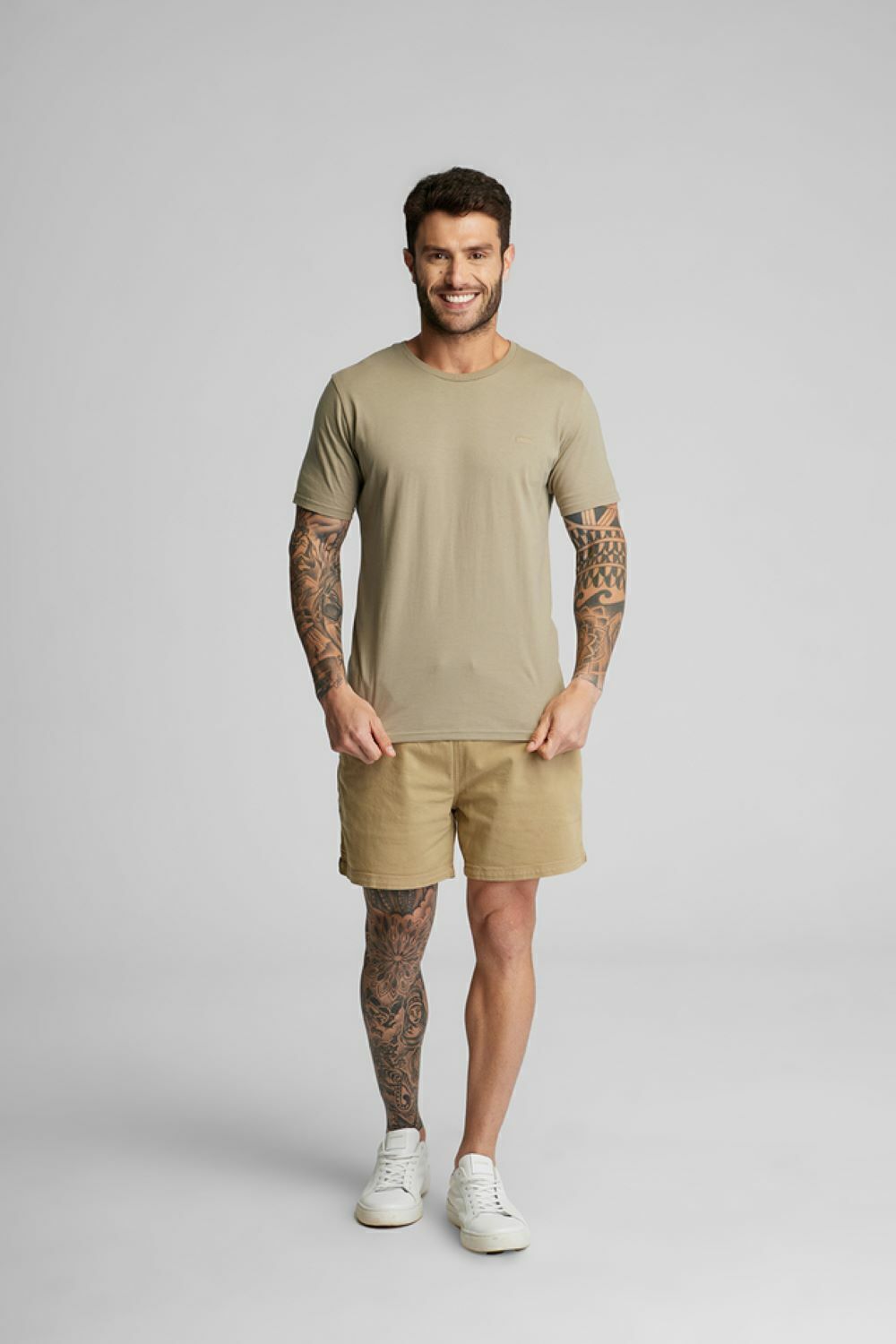 CAMISETA BASICA BORDADO KAKI